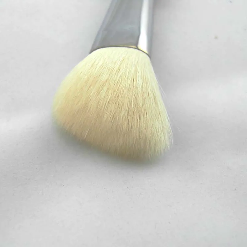 Goat hair angle makeup blusher brush