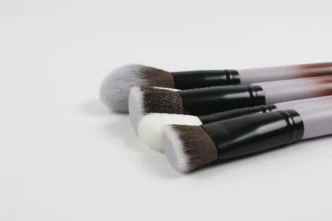 Foundation makeup brush V.S. Bender sponge